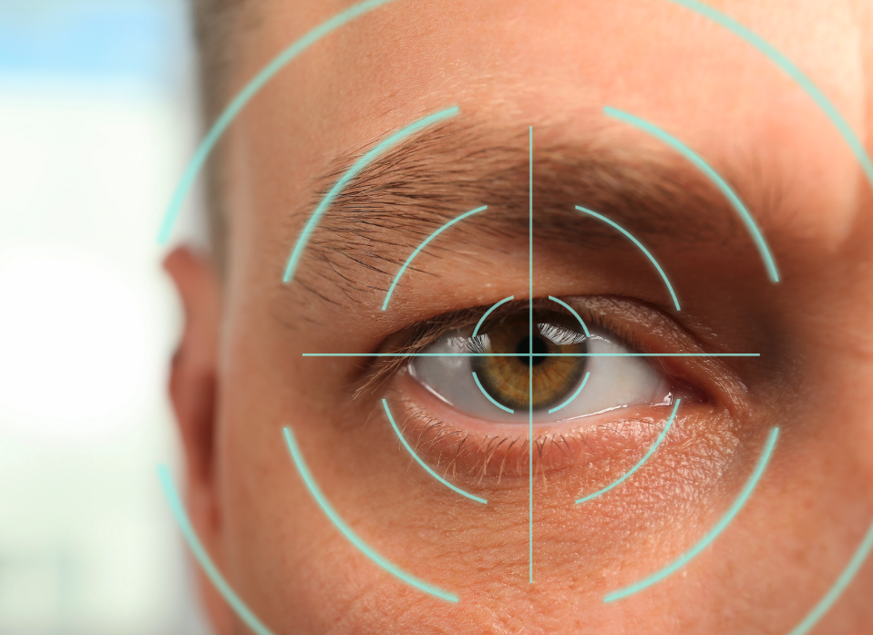 Gros plan sur un œil avec ciblage laser illustrant la chirurgie LASIK à Marseille, pour corriger la myopie, l’hypermétropie et l’astigmatisme.