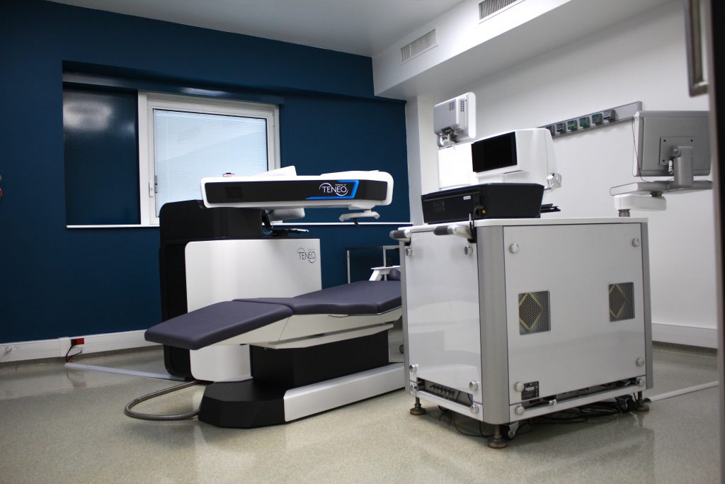 Salle équipée du laser Teneo Technolas 317 pour la chirurgie réfractive au laser (LASIK, PKR, TransPKR, SMILE).