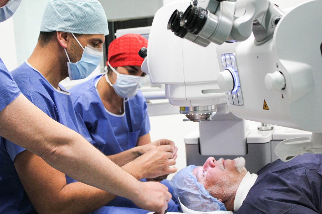 Chirurgien ophtalmologue effectuant une chirurgie laser oculaire. pour la correction de la presbytie au presbylasik