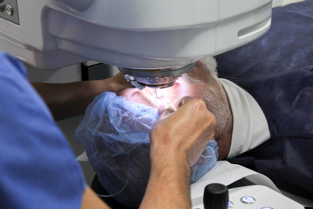 Intervention de chirurgie réfractive LASIK réalisée par un chirurgien ophtalmologiste sur un patient presbyte