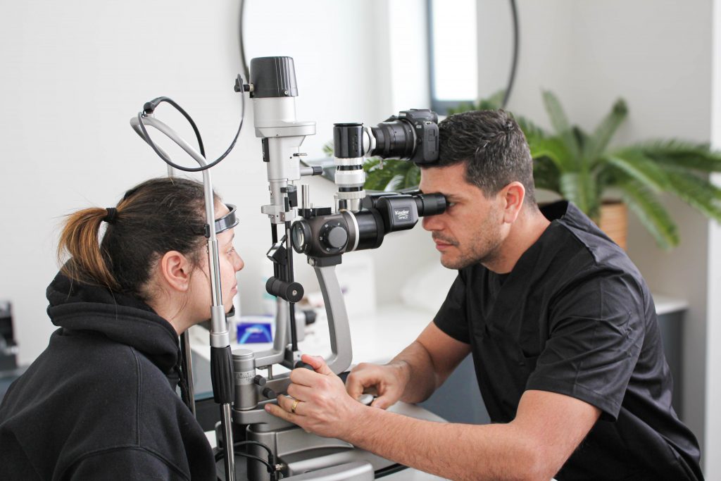 Un ophtalmologue effectue un examen d'éligibilité des yeux pour la chirurgie réfractive