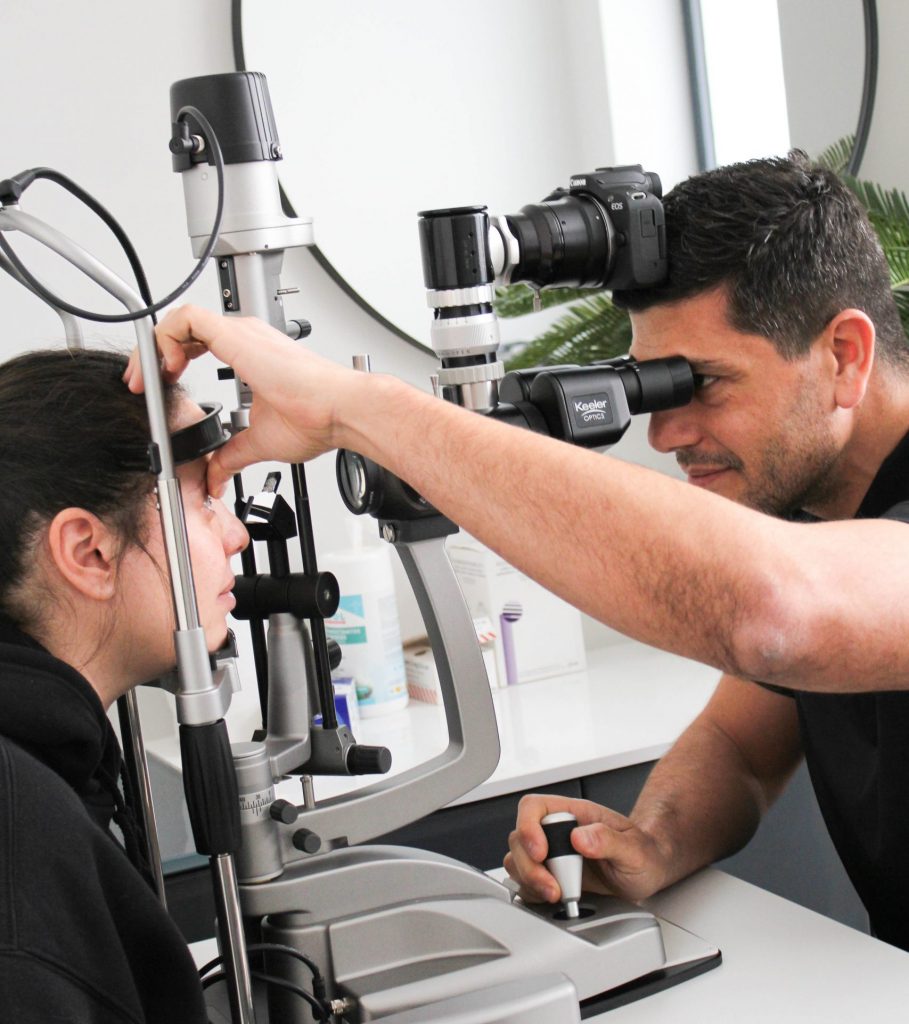 Un ophtalmologiste examine les yeux d'une patiente avec un appareil spécialisé pour la chirurgie réfractive