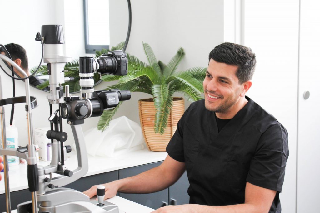 Chirurgien ophtalmologue avec des appareils de mesure des yeux médical ophtalmologique.