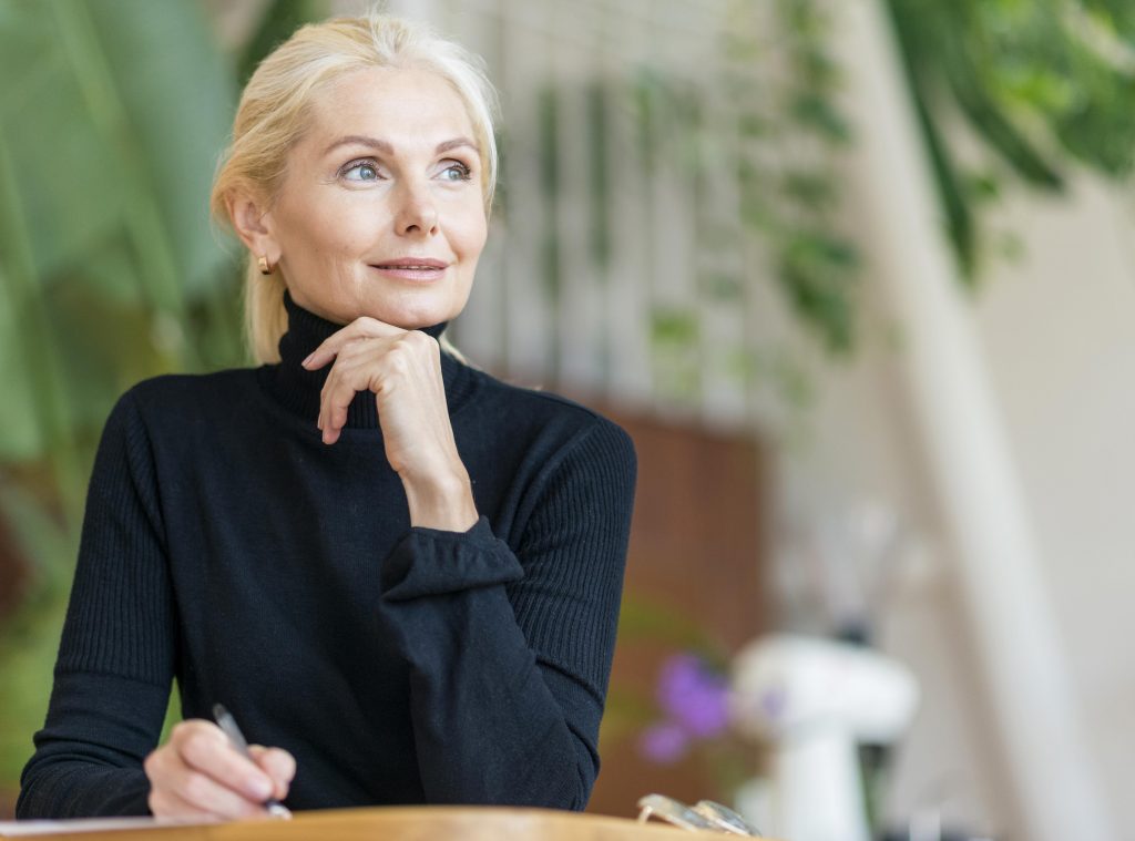 Femme heureuse après une chirurgie de la presbytie au laser