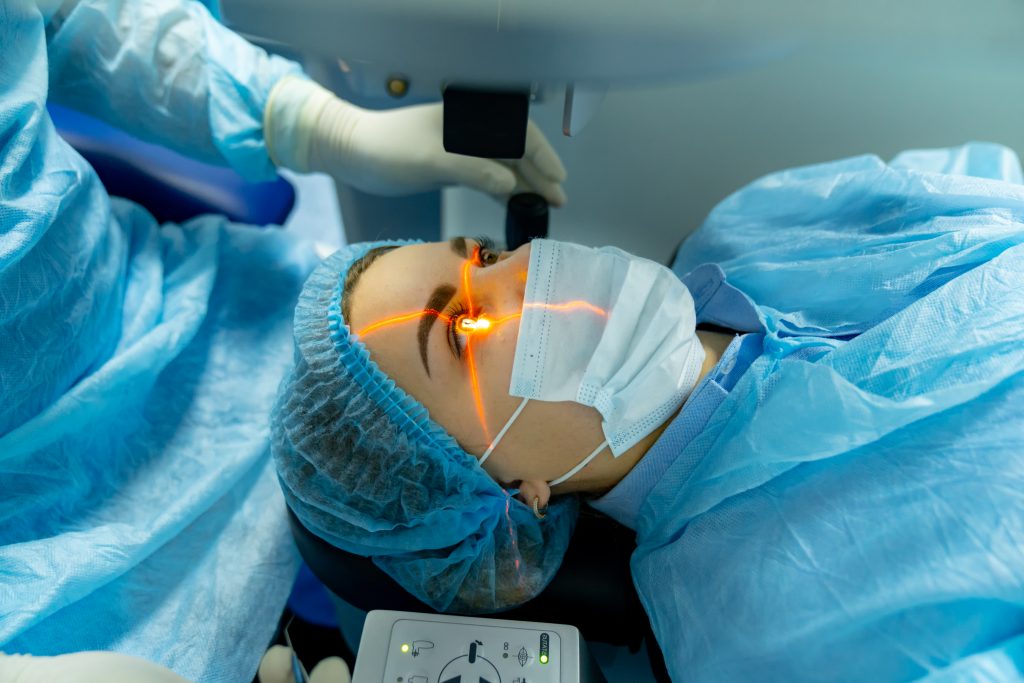 Patient subissant une chirurgie laser des yeux avec équipement laser - Phenicia Vision
