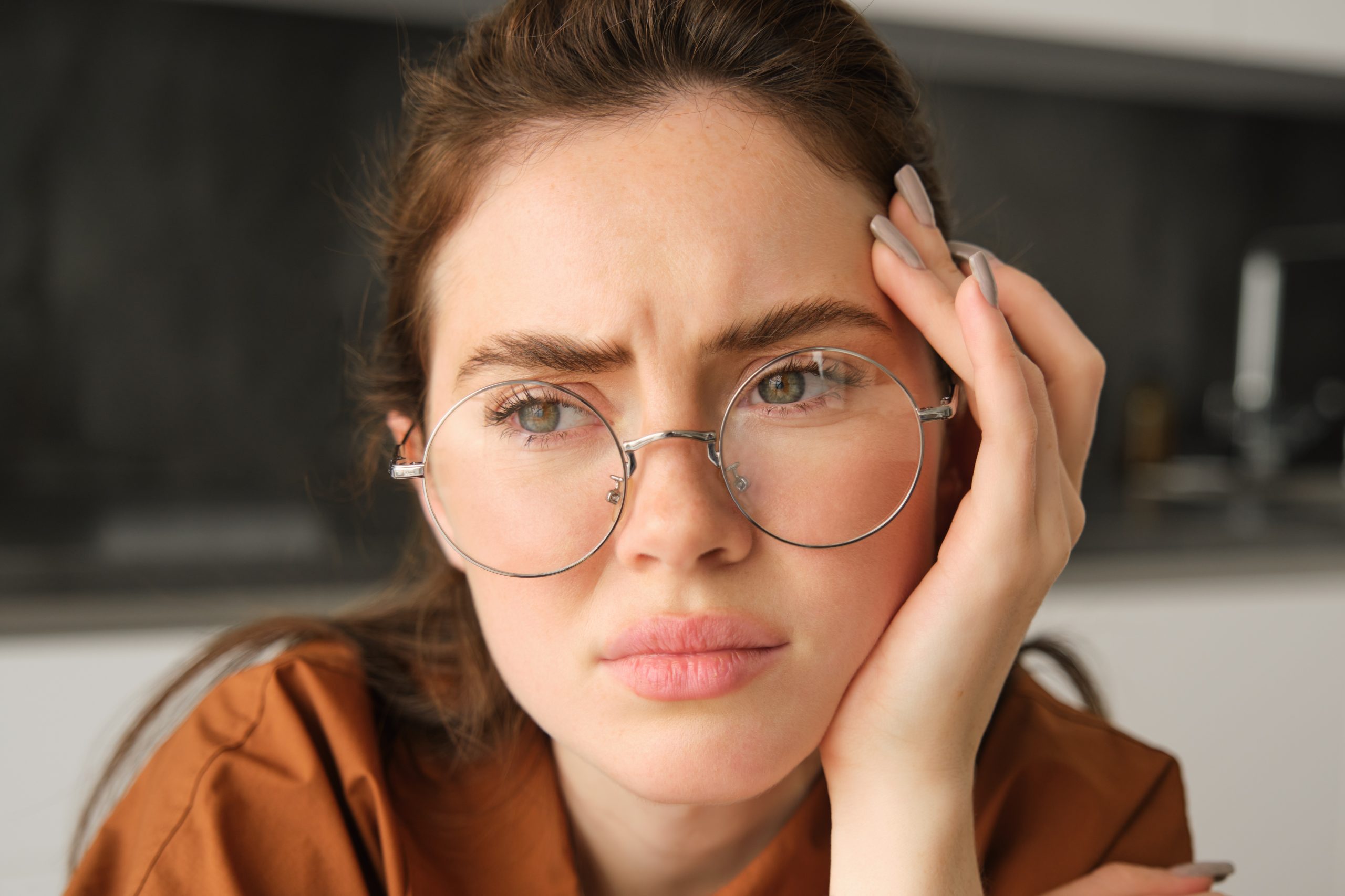 Maux de tête et fatigue visuelle associés à la myopie non corrigée