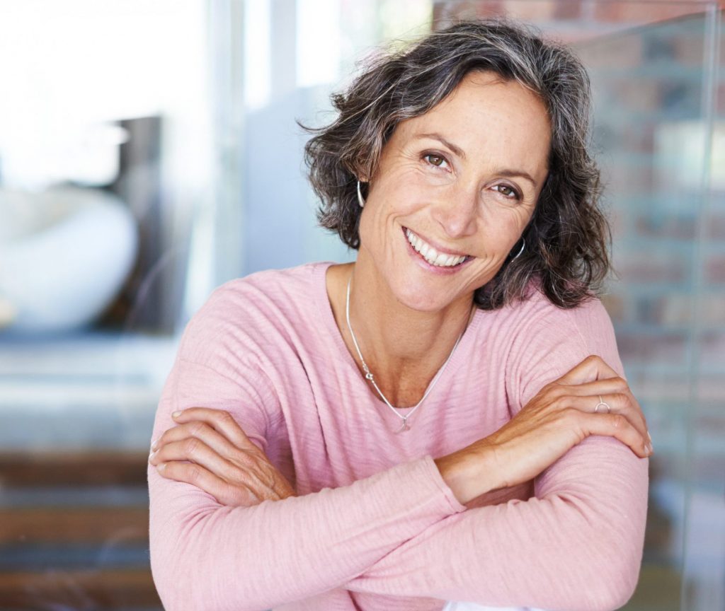 Portrait d’une femme souriante après une chirurgie laser PresbyLasik pour la presbytie