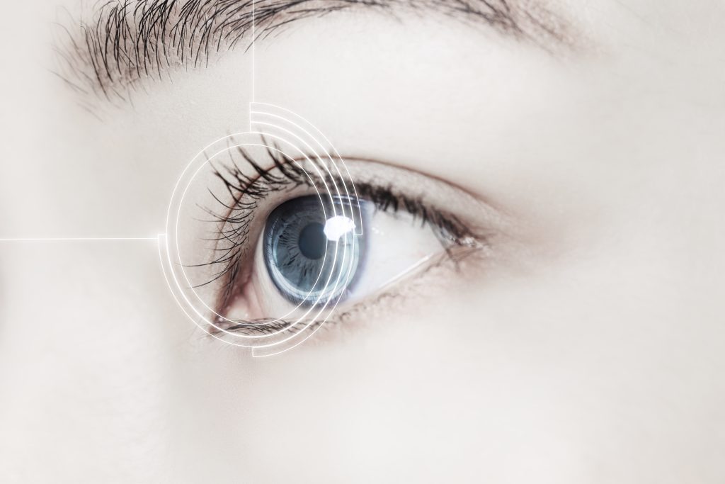Gros plan d'un oeil avec une lentille de contact. représentant les chirurgie au laser des yeux