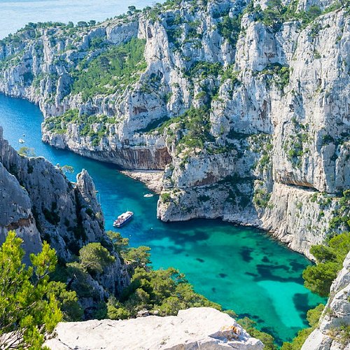Vue panoramique de la calanque de Cassis avec ses eaux turquoise.