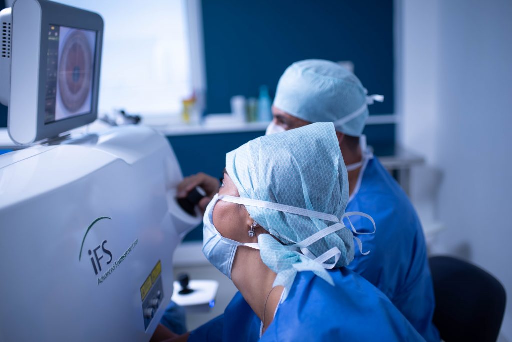 Un ophtalmologue spécialisé en chirurgie réfractive, observe l'oeil sur un écran du Laser femtoseconde de Teneo
