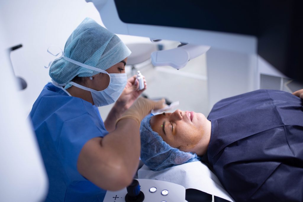 Une optométriste met les gouttes anesthésiante sur une patiente pour une opération laser des yeux