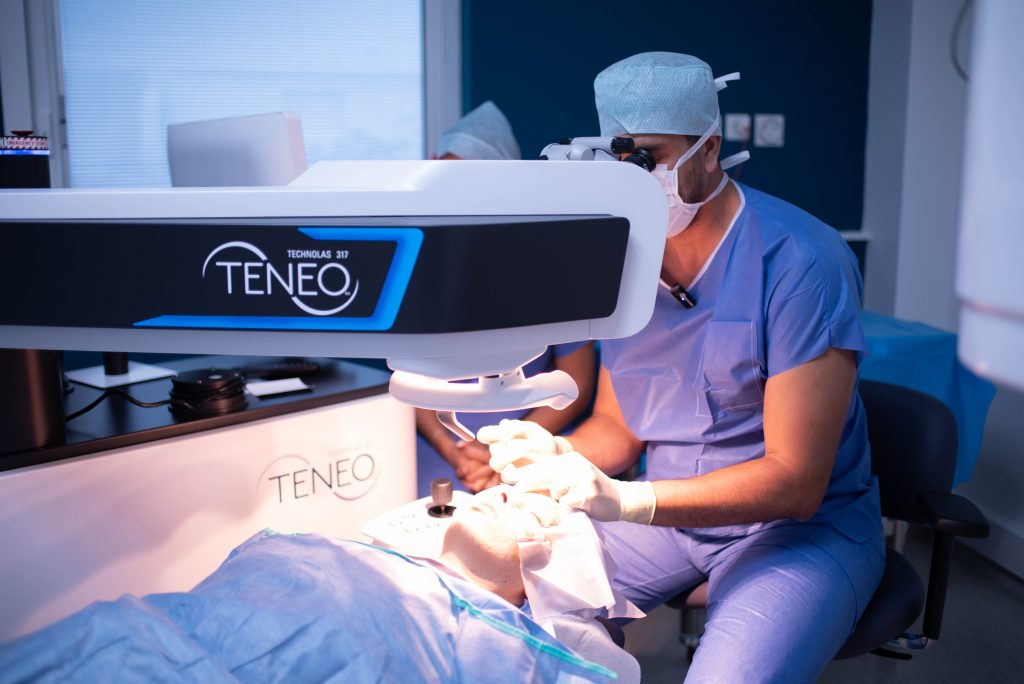 Un chirurgien effectue une chirurgie réfractive sur un patient avec un appareil laser sur un patient myope avec la technologie PKR