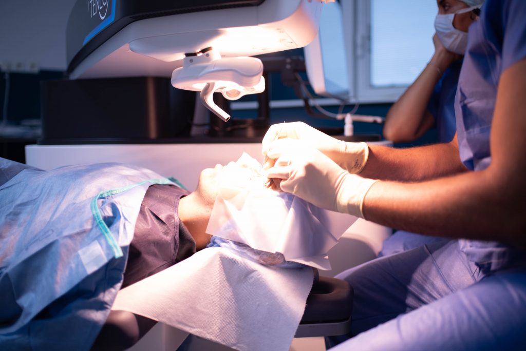 Un patient subit une chirurgie réfractive avec un laser par un chirurgien ophtalmologue