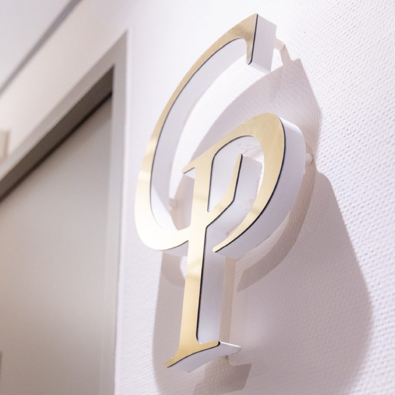 Logo Phenicia dans un couloir du centre de chirurgie réfractive