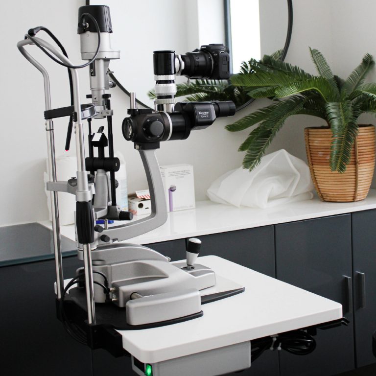Appareil médical de diagnostic ophtalmologique utilisé à Phenicia Vision pour les bilans visuels et la chirurgie réfractive