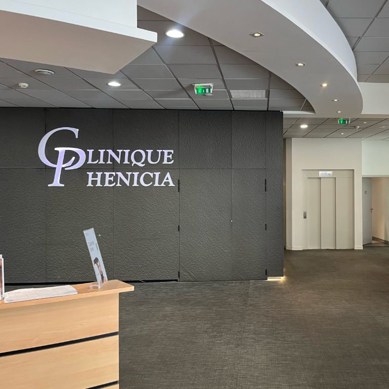 Hall d’accueil moderne de Phenicia Vision à Marseille, spécialisé en chirurgie réfractive