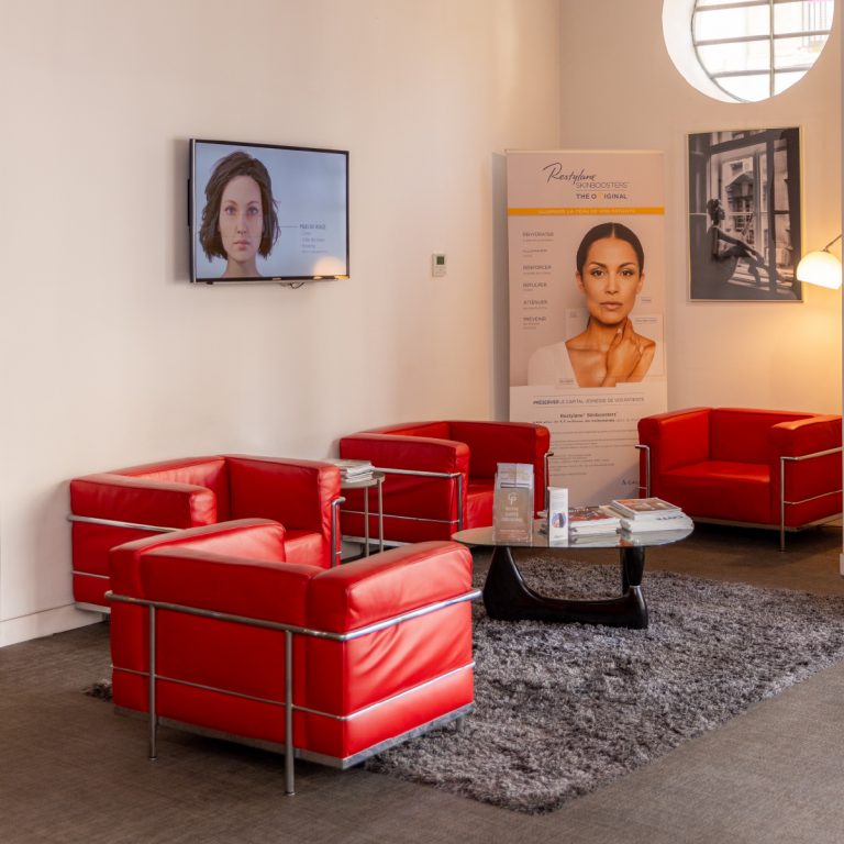 Salle d’attente avec fauteuils rouges dans le centre de Chirurgie réfractive Phenicia Vision à Marseille