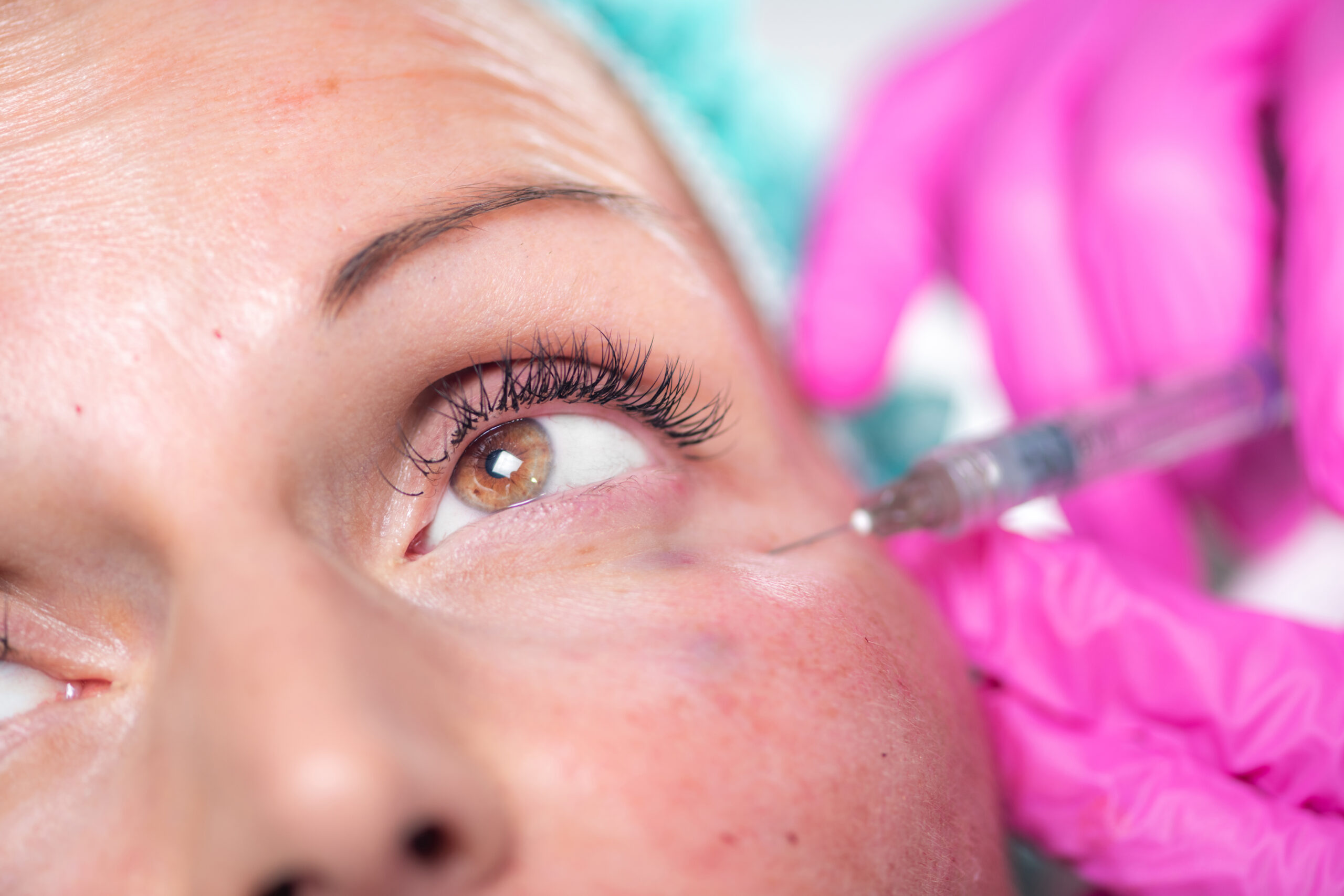Gros plan sur le regard d'une jeune femme illustrant l'expressivité du haut du visage